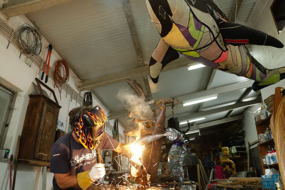 Artista transforma em arte lixo recolhido das praias da Ericeira