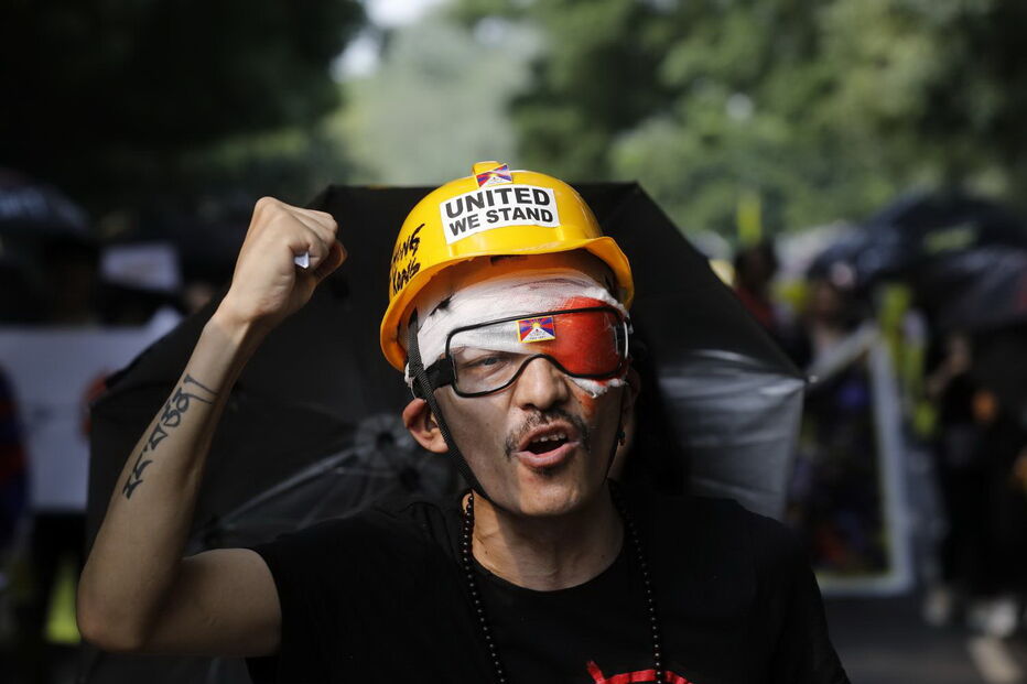 Milhares desafiam proibição policial com protesto no centro de Hong Kong