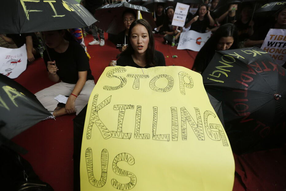 Milhares desafiam proibição policial com protesto no centro de Hong Kong