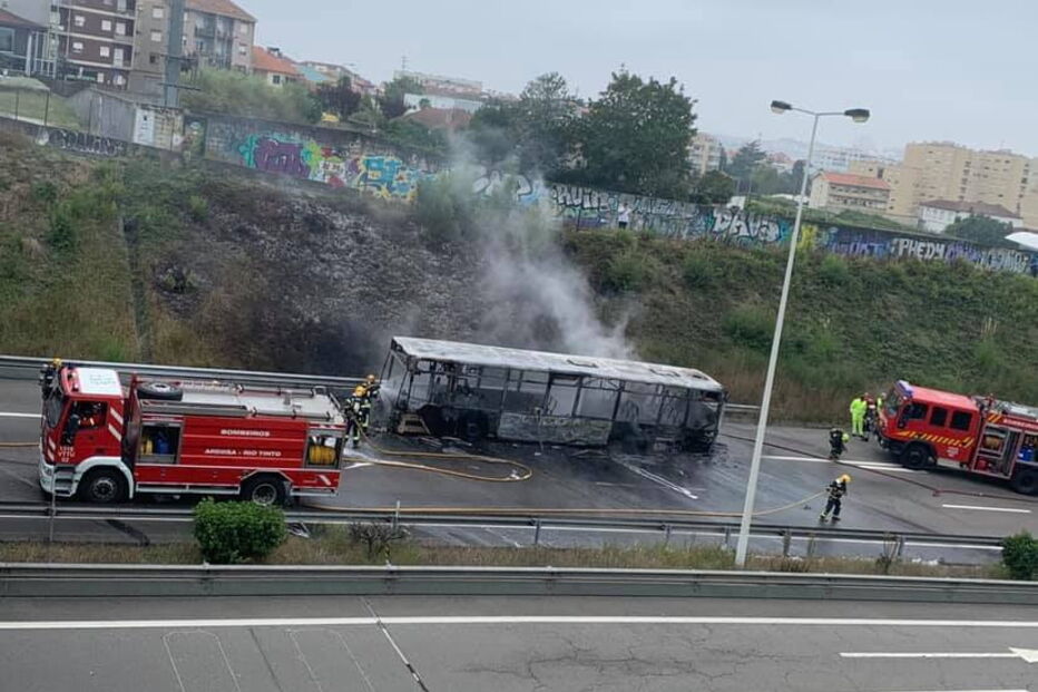 Autocarro incendeia-se em Gondomar