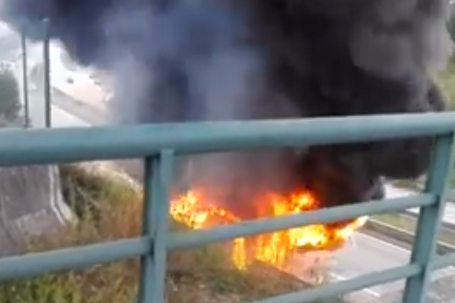 Autocarro incendeia-se em Gondomar