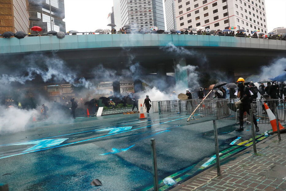 Polícia de Hong Kong lança gás lacrimogéneo sobre manifestantes
