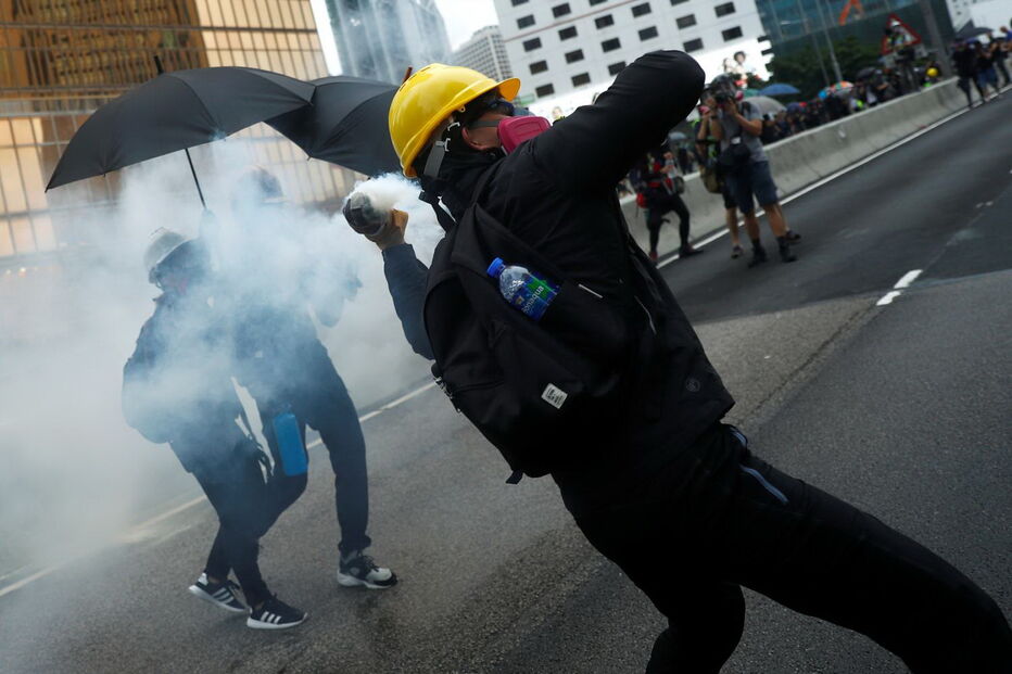 Polícia de Hong Kong lança gás lacrimogéneo sobre manifestantes