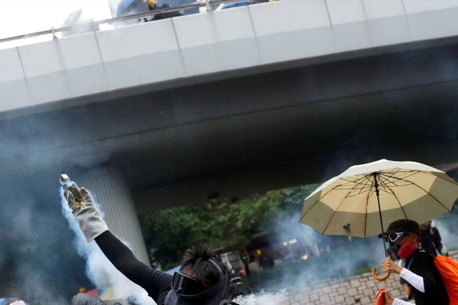 Polícia de Hong Kong lança gás lacrimogéneo sobre manifestantes