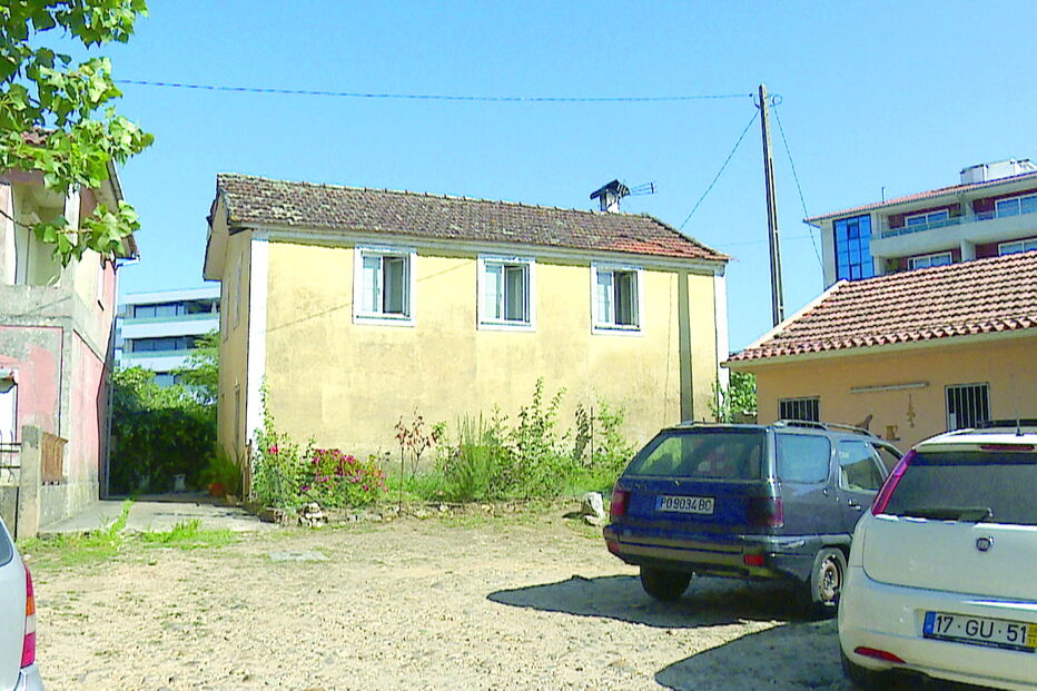 Mulher caiu de uma das janelas do 1º andar