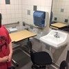 Mãe pede local tranquilo para filho autista estudar e escola coloca mesa na casa de banho