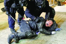 Agentes ficaram feridos