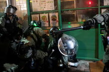 Confrontos entre manifestantes e polícia em Hong Kong