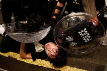 Confrontos entre manifestantes e polícia em Hong Kong