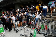 Protestos voltam a Hong Kong com greve geral e boicote às aulas
