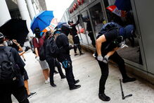 Protestos voltam a Hong Kong com greve geral e boicote às aulas