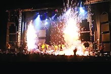 Momento em que o dispositivo pirotécnico explode, ferindo Joana  