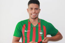Marítimo contrata médio brasileiro Lynconl ao Portimonense