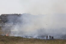 Chamas consomem zona de mato na Brandoa