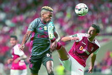 Florentino Luís (esq.) tem 20 anos