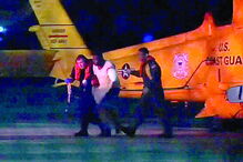 Guarda Costeira dos EUA está a ajudar no resgate e transporte dos feridos 