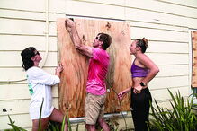 Habitantes da Florida preparam-se para a chegada do ‘Dorian’, que deverá passar “perigosamente perto” do estado. Autoridades decretaram estado de emergência e ordenaram evacuação das regiões costeiras