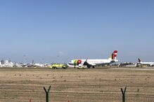 Motor de avião da TAP explode e interrompe aterragens no aeroporto de Lisboa