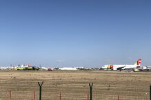 Motor de avião da TAP explode e interrompe aterragens no aeroporto de Lisboa