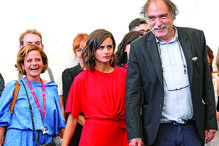 Paulo Branco e Beatriz Brás na chegada ao festival    