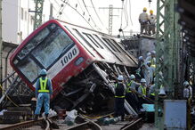 Colisão entre comboio e camião faz mais de 30 feridos no Japão