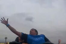 Homem apanhar telemóvel no ar em montanha-russa