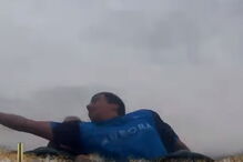 Homem apanhar telemóvel no ar em montanha-russa