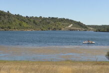 2019-09-07_14_42_39 Autoridades fazem buscas por homem desaparecido na praia fluvial do Azibo.jpg