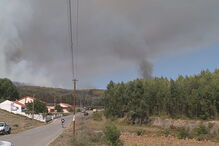 Chamas consomem zona de mato Sobral de Monte Agraço