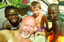 O cabeleireiro com os filhos: Lurdes, de 7 anos, Bernardo, de 8, e Edu, de 4. As crianças não estavam em casa quando o corpo foi encontrado  