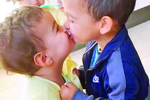 A companheira de Ronaldo, Georgina Rodríguez, partilhou um vídeo ternurento da filha em comum com o craque, Alana, e os irmãos gémeos