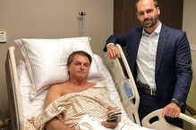 Jair Bolsonaro e Eduardo Bolsonaro, no hospital