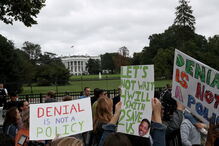 Jovem ativista Greta Thunberg manifesta-se frente à Casa Branca para exigir ação