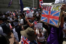 Manifestantes junto ao consulado britânico pedem que Reino Unido salve Hong Kong