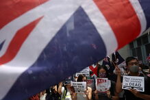 Manifestantes junto ao consulado britânico pedem que Reino Unido salve Hong Kong