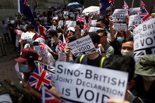Manifestantes junto ao consulado britânico pedem que Reino Unido salve Hong Kong