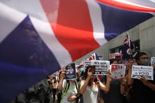 Manifestantes junto ao consulado britânico pedem que Reino Unido salve Hong Kong