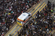 Manifestantes junto ao consulado britânico pedem que Reino Unido salve Hong Kong