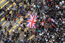 Manifestantes junto ao consulado britânico pedem que Reino Unido salve Hong Kong