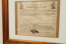 Polícia americano despedido por ter folha de inscrição no Ku Klux Klan em casa