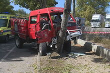 Quatro bombeiros feridos em colisão contra árvore