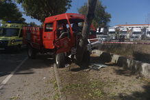 Quatro bombeiros feridos em colisão violenta contra árvore