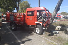 Quatro bombeiros feridos em colisão violenta contra árvore