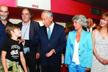 Realizador Tiago Guedes, com o produtor Paulo Branco, o Presidente da República, Marcelo Rebelo de Sousa, a ministra da Cultura e dois atores de ‘A Herdade’