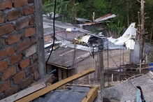 Aeronave cai em bairro na Colômbia