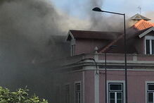 Incêndio consome prédio em Setúbal 