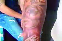 Recluso exibiu tatuagem na rede social Facebook  