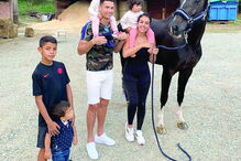 Cristiano Ronaldo e Georgina acompanhados por Cristianinho, Eva, Mateo e Alana