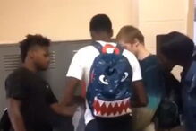 Colegas oferecem roupa a jovem após ser gozado por usar sempre a mesma indumentária 