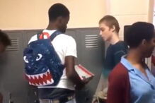 Colegas oferecem roupa a jovem após ser gozado por usar sempre a mesma indumentária 